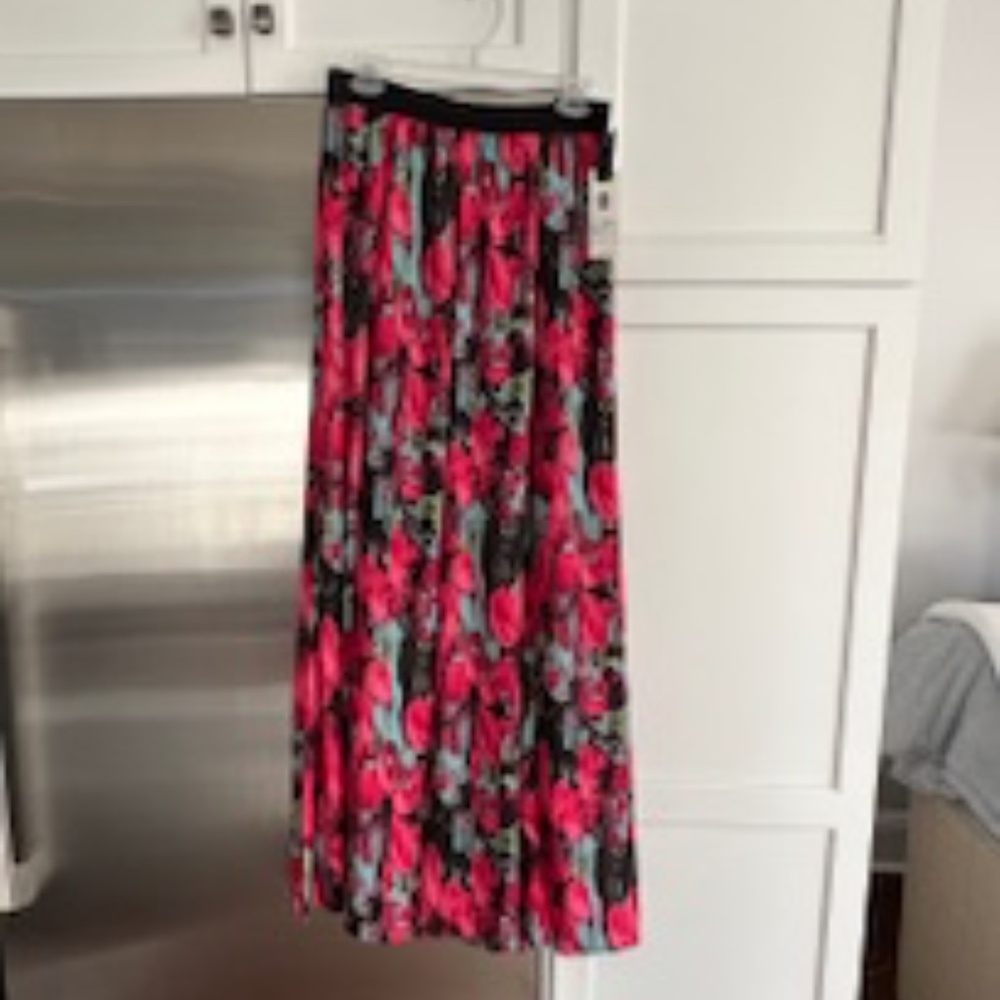 BB Dakota - Long Elastic Waistband Free Flowing Skirt - Medium - Red/Black